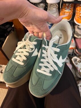 Green Low-Top Men's Sneakers with White Accent